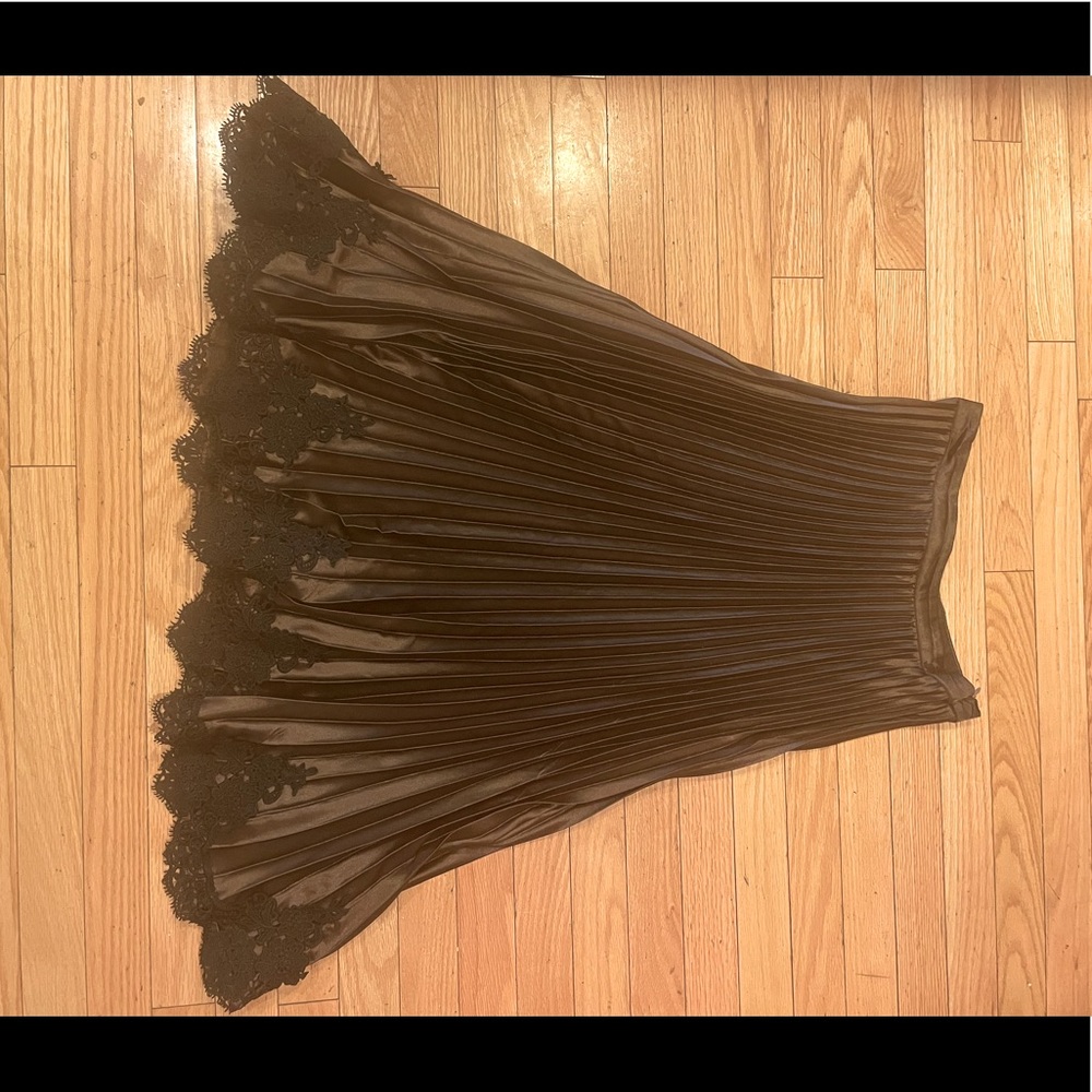 Anthropologie pleated skirt with lace details. Size small. Good condition.